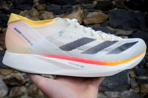 Le test complet des Adidas Takumi Sen 10 - Idéales pour la courte distance