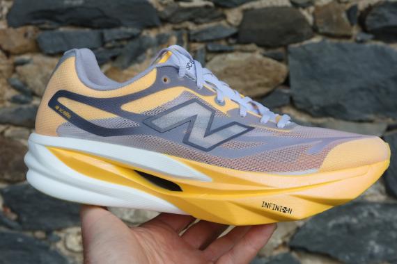 Le test des New Balance FuelCell SC Elite V6 : plus légère, plus vive, mais pas pour tout le monde