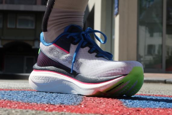 Le test de la Saucony Endorphin Azura : courir vite sans plaque