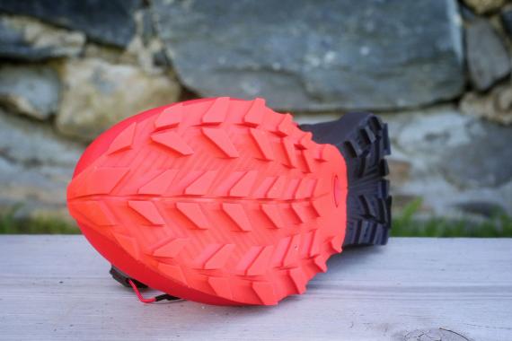 Les crampons assez marqués de la Salomon S/Lab Pulsar 3