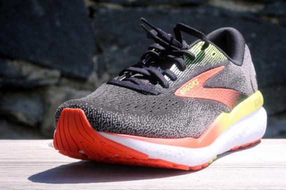 Vue 3/4 avant de la Brooks Ghost 16