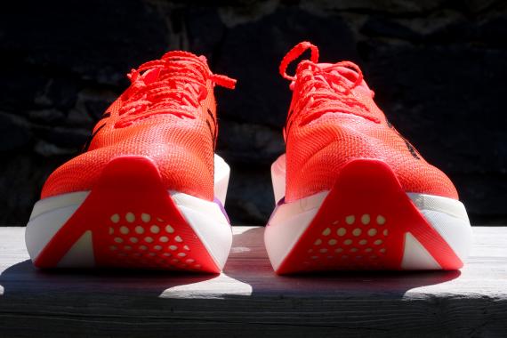 Les Asics MetaSpeed Sky Tokyo de face