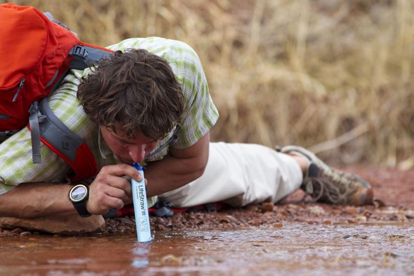 Boire directement dans une rivière
