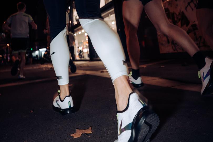 Courir la nuit avec les vêtements Brooks Run Visible