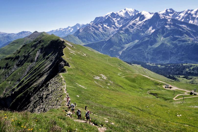 Trail sur la crête du Mont-Joly, la Montagn'hard, en face du Mont-Blanc