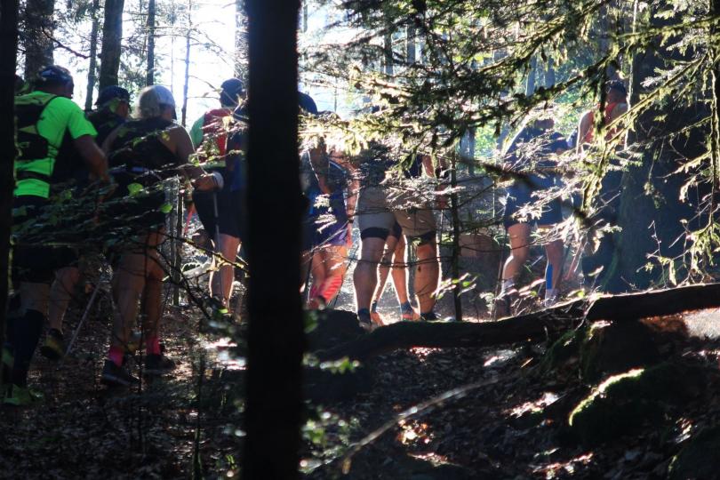 Départ en file indienne sur les premiers km en forêt - Infernal Trail des Vosges