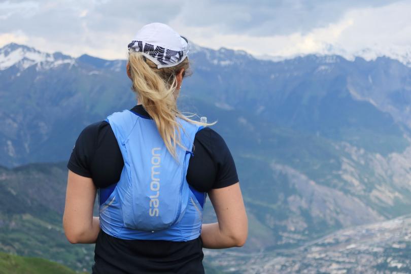 Une traileuse regardant la vallée de Maurienne