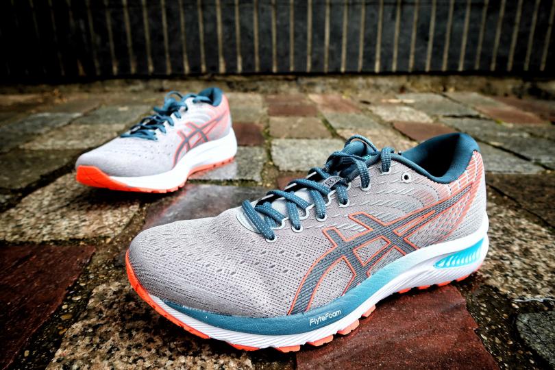 Paire de chaussure asics sale