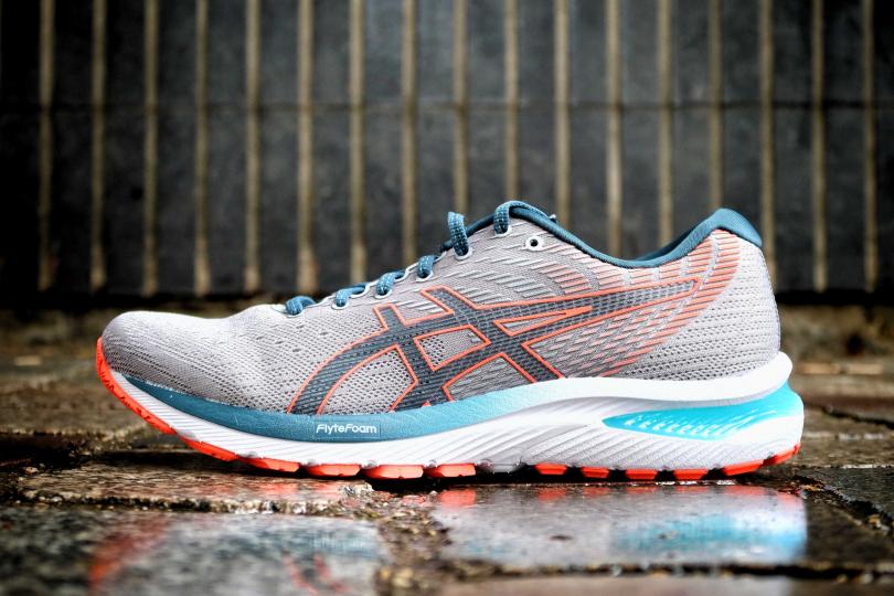 Asics Gel Cumulus 22 - Vue de profil, extérieur