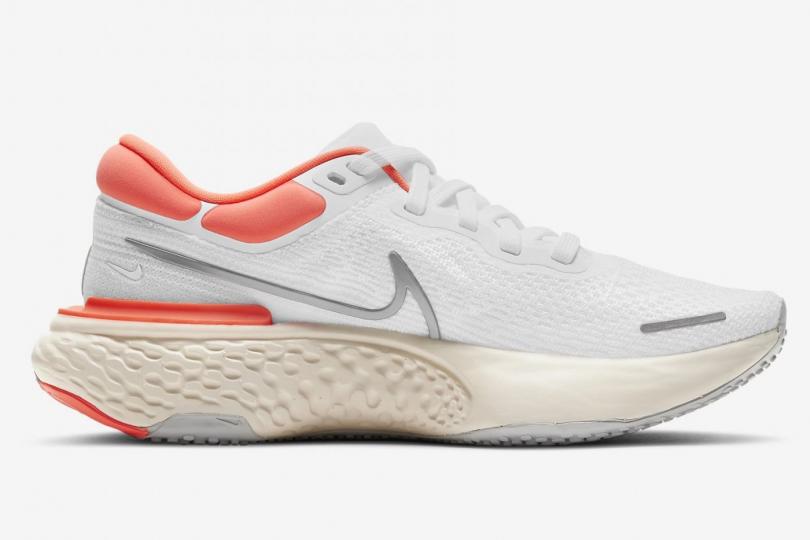 Les Nike ZoomX Invincible de profil