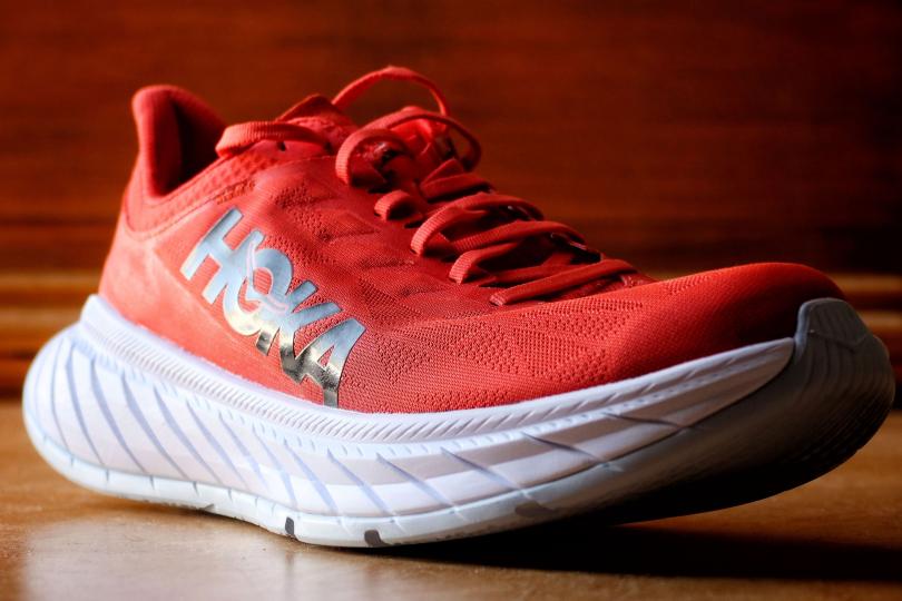 Hoka Carbon X 2 rouge, vue 3/4 avant