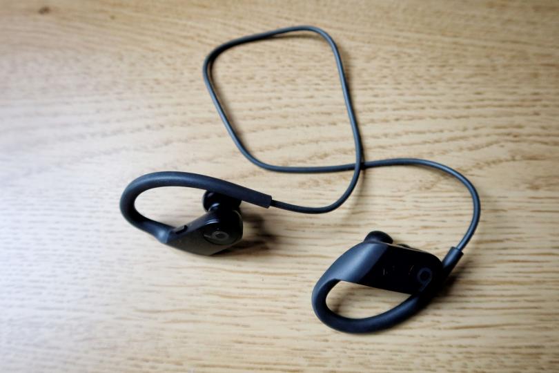Les PowerBeats, avec leur cable passant derrière les oreilles
