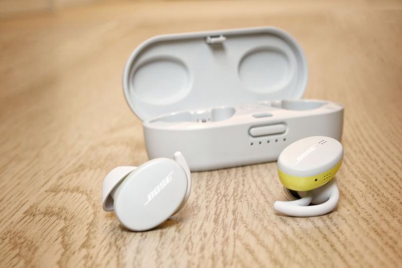 Les Bose Sport Earbuds et l'étui de chargement