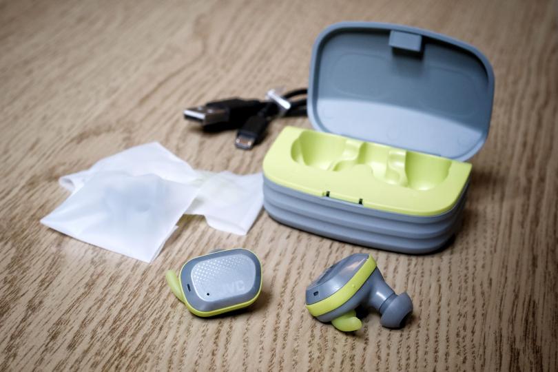 Les JVC HA-AE5T et le contenu de la boite