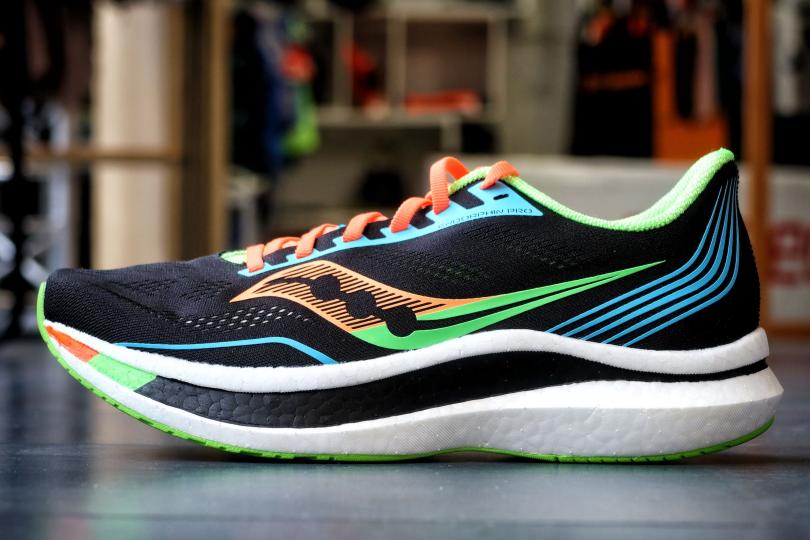 Vue de la Saucony Endorphin Pro, profil extérieur