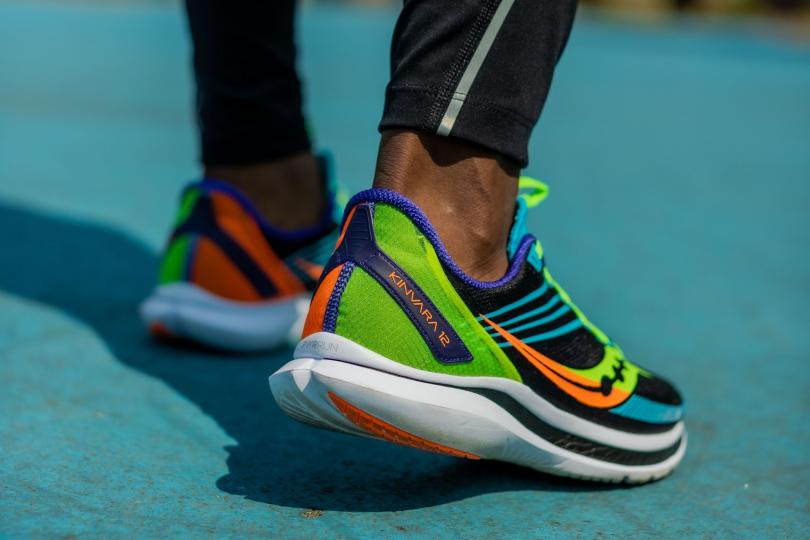 Saucony Kinvara 12, en statique, zoom talon