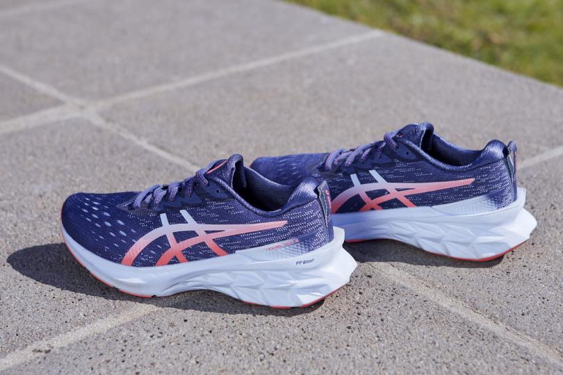 Les Asics Novablast 2, coloris féminin