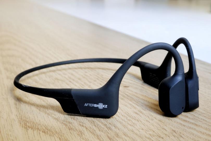 Les écouteurs à conduction osseuse AfterShokz Aeropex