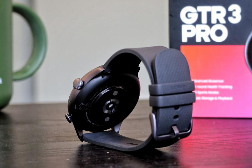 Vue arrière sur la Amazfit GTR3 Pro, capteur cardio et SpO2