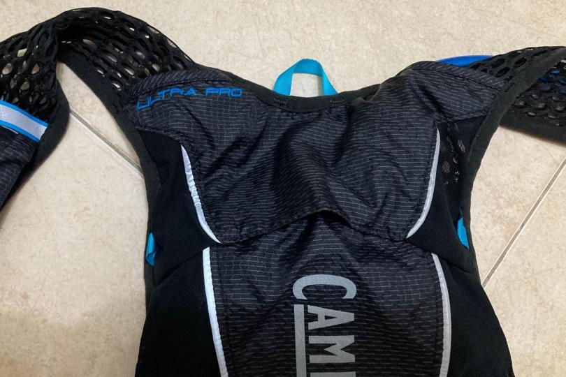 La poche dorsale et les deux compartiments sur les flancs - Camelbak Ultra Pro