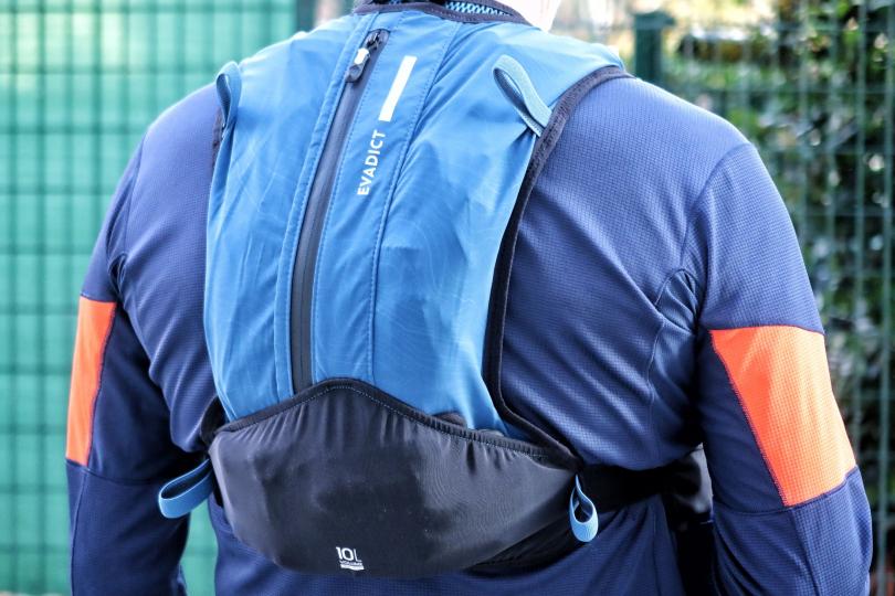 SAC DE TRAIL RUNNING MIXTE 10 L BLEU ET NOIR- VENDU AVEC POCHE À