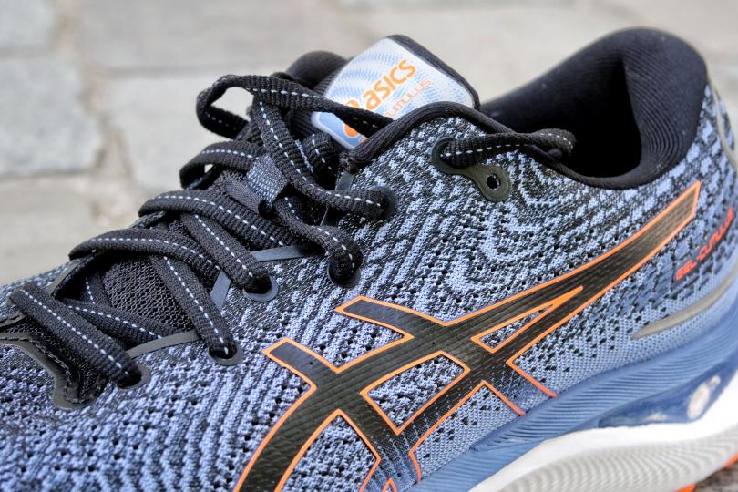 Les lacets et la languette des Asics Gel Cumulus 24