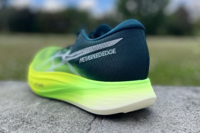 Asics MetaSpeed Edge +, vue 3/4 arrière