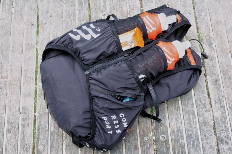Le Compressport Ultrun S Pack Evo 15l et ses 2 flasques