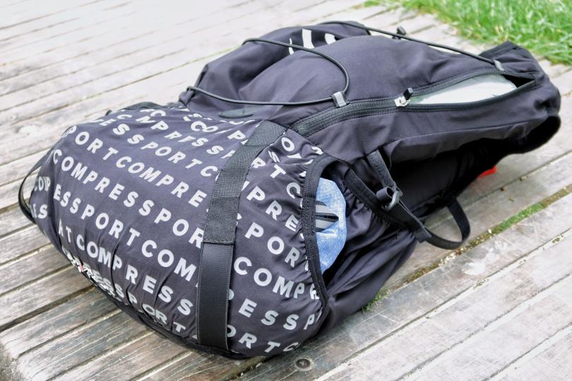 La poche arrière traversante du Compressport Ultrun S Pack Evo 15l