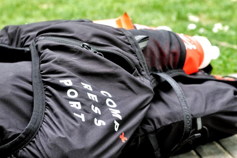 Compressport Ultrun S Pack Evo 15l, poches sous les flasques