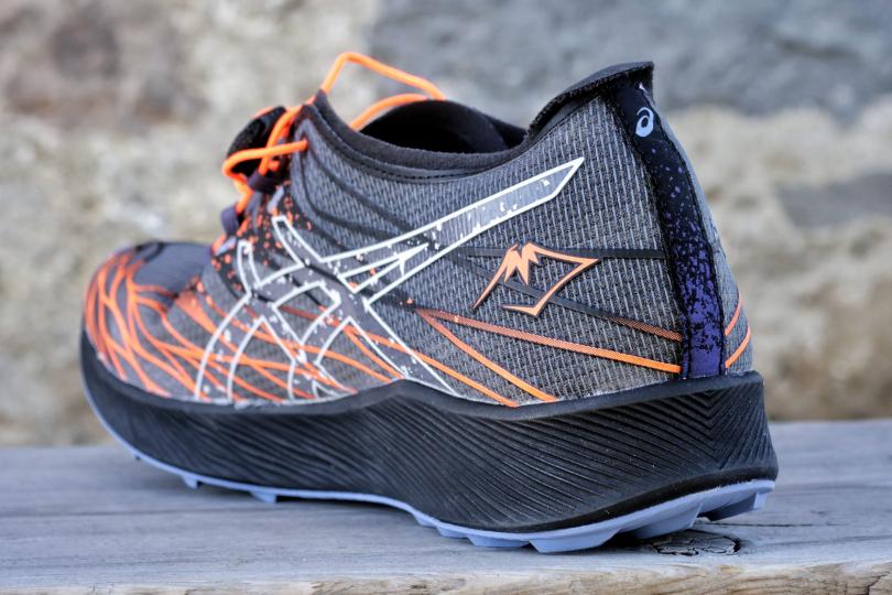 Vue 3/4 arrière de la Asics FujiSpeed