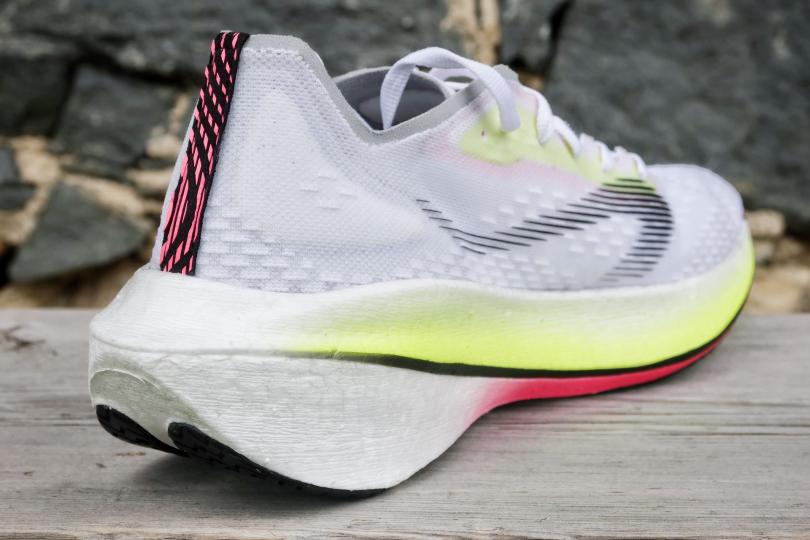 La Kiprun KD 900X, vue 3/4 arrière
