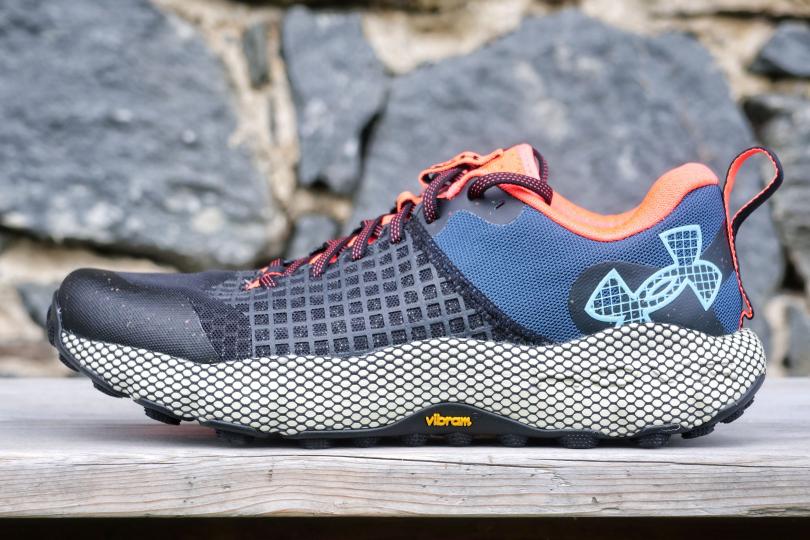 La Under Armour HOVR Ridge TR de côté
