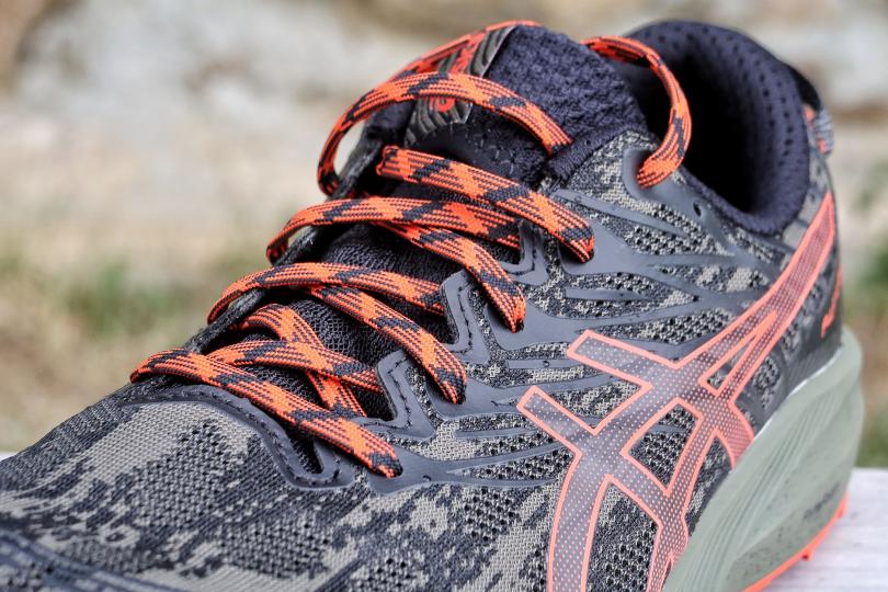 La tige et les lacets des Asics Fuji Lite 3