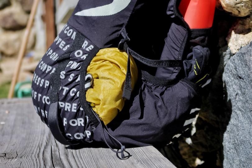 Compressport Ultrun S Pack Evo 10, poche semi-traversante dans le dos