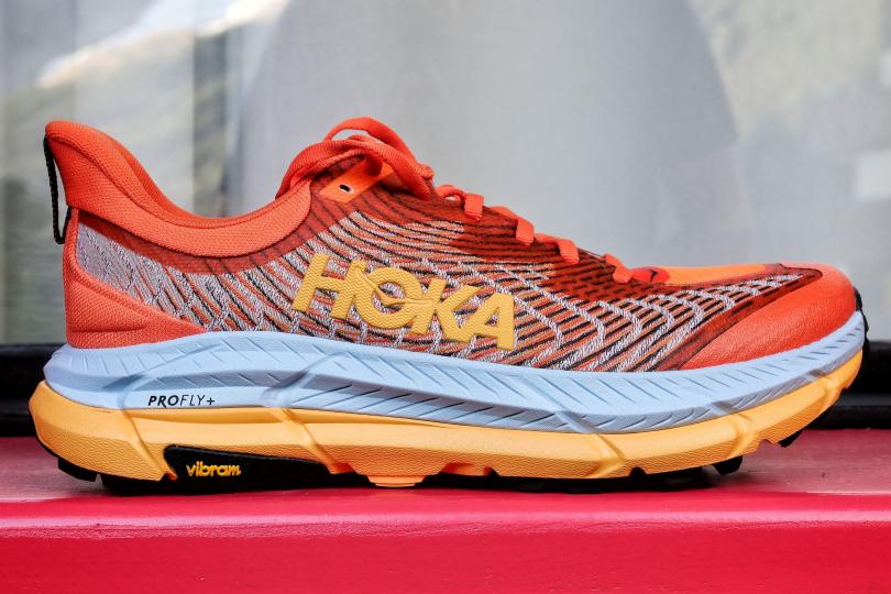 Hoka Mafate Speed 4 de coté