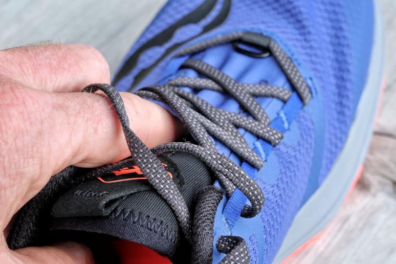 Les lacets et la languette à double épaisseur de la Saucony Xodus Ultra
