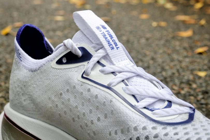 La languette et les lacets de la New Balance SC Trainer