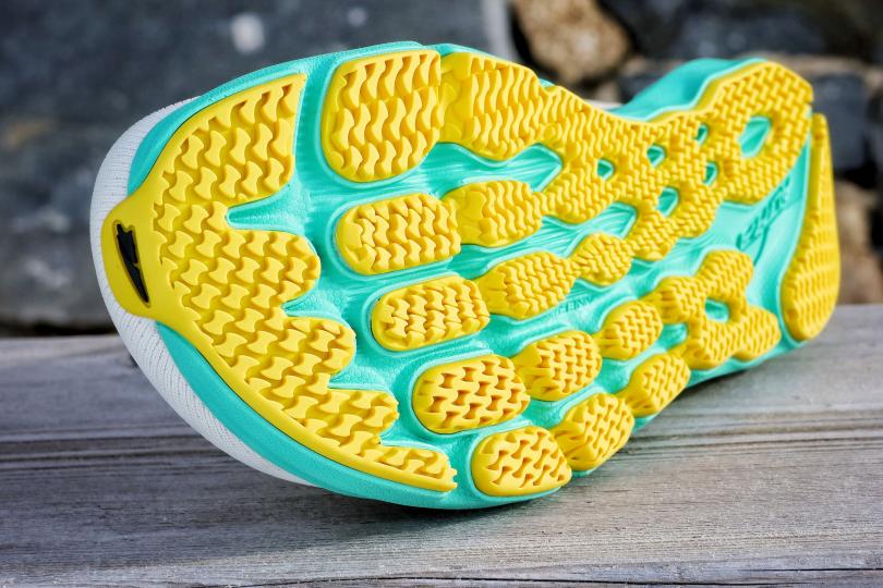 La forme particulière de la semelle et des crampons / Altra Provision 7