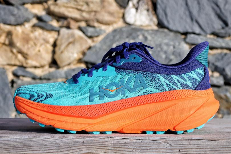 Hoka Challenger 7 de côté