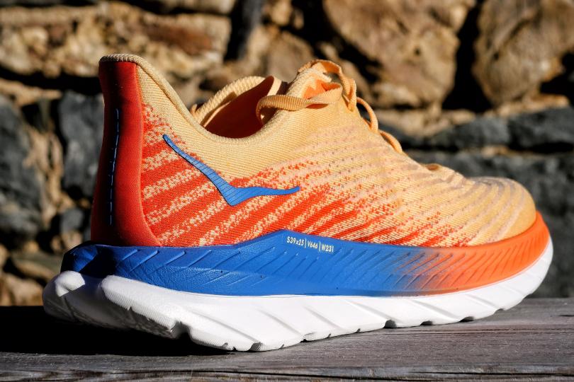 Vue 3/4 arrière de la Hoka Mach 5