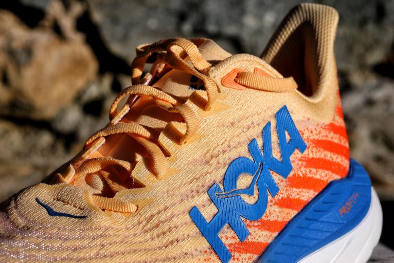 Les lacets et la languette de la Hoka Mach 5