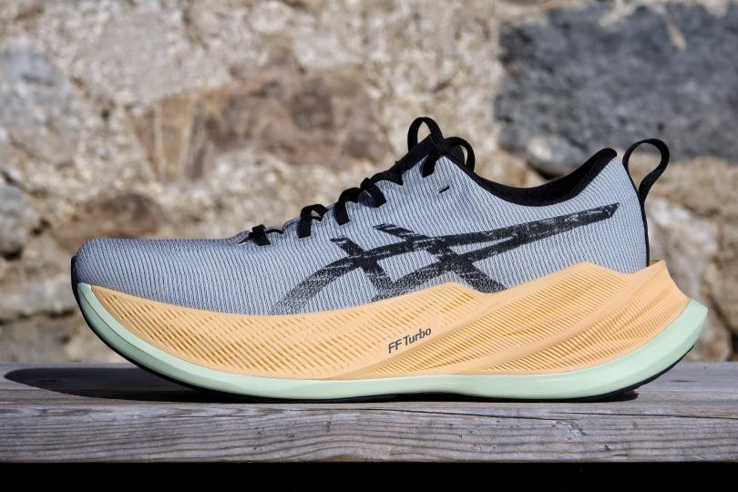La Asics SuperBlast vue de côté