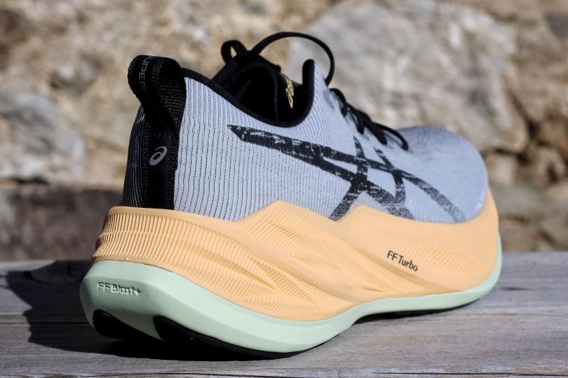 Asics SuperBlast de 3/4 arrière