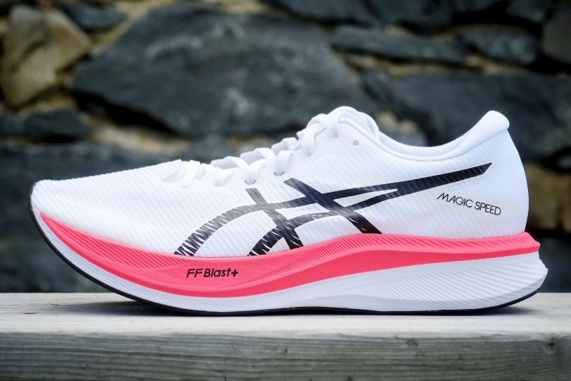 La Asics Magic Speed 3 de côté