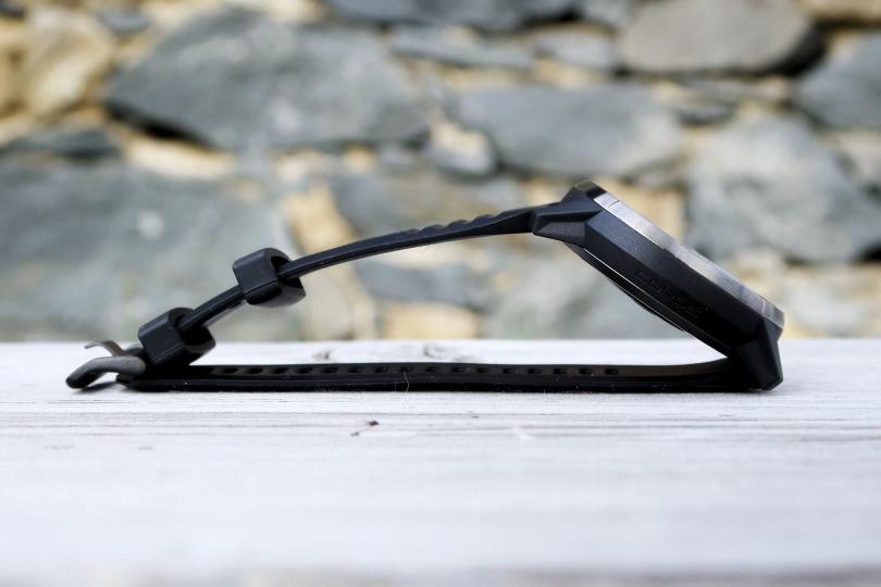 Decathlon GPS 900 by Coros, côté gauche / profil