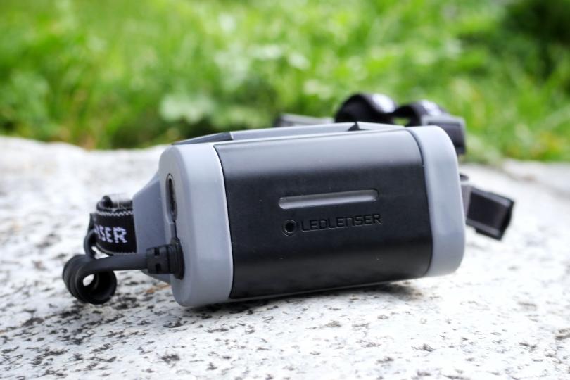 La batterie de la Ledlenser Neo 9R est à l'arrière