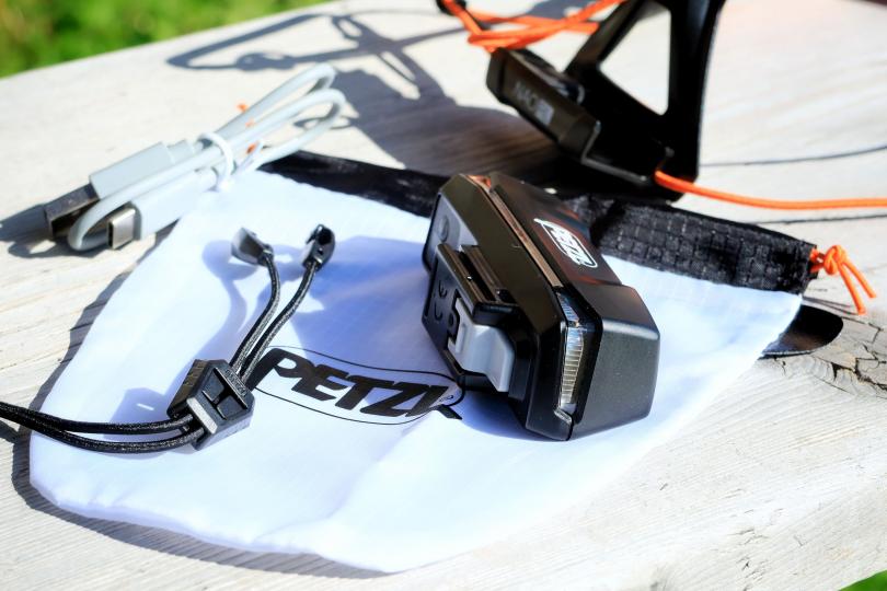 La Petzl Nao RL est livrée avec un petit sac et un cordon de maintien supplémentaire