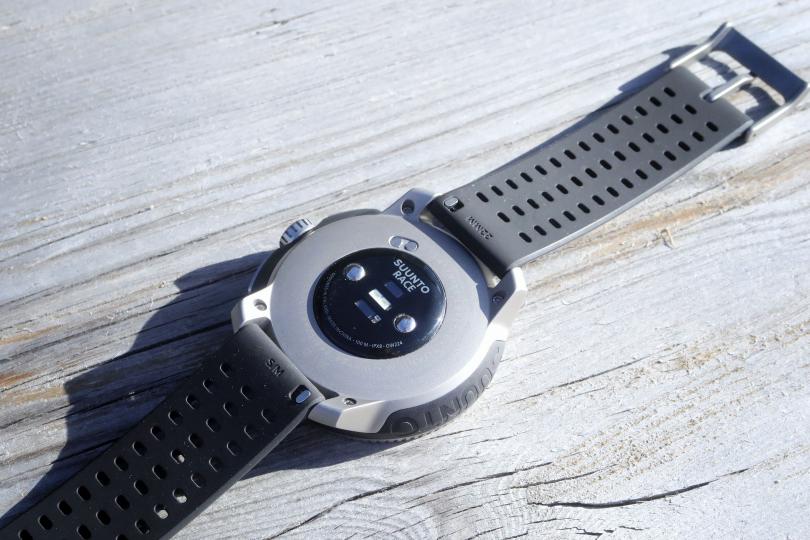 Le dessous et les capteurs de la Suunto Race