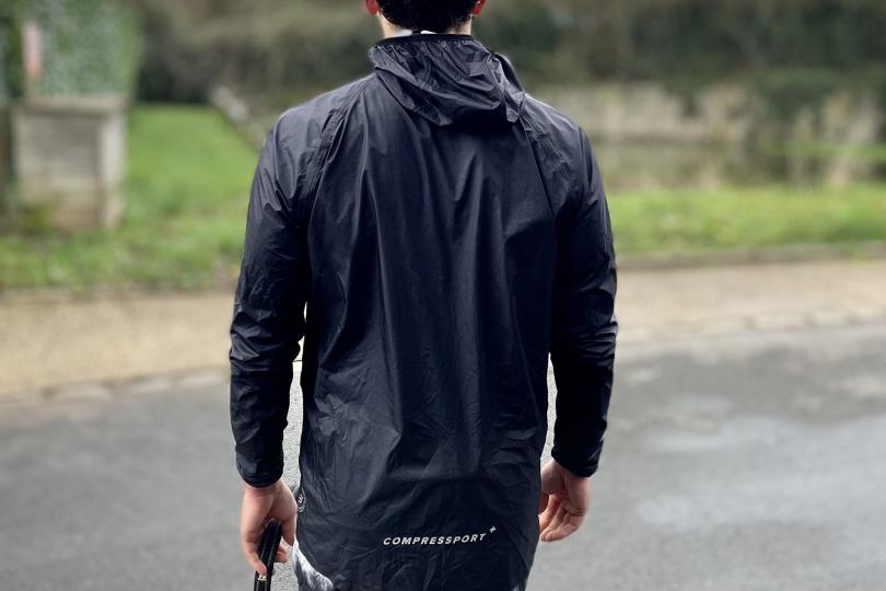 La veste Compressport Thunderstorm Waterproof 25/75 - vue de dos